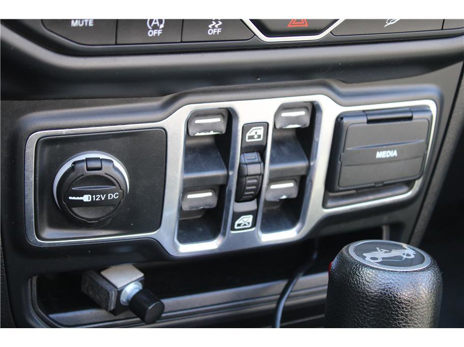 Used 2018 Jeep Wrangler Unlimited Sahara w/ Uconnect 4C Nav & Sound Group image 30