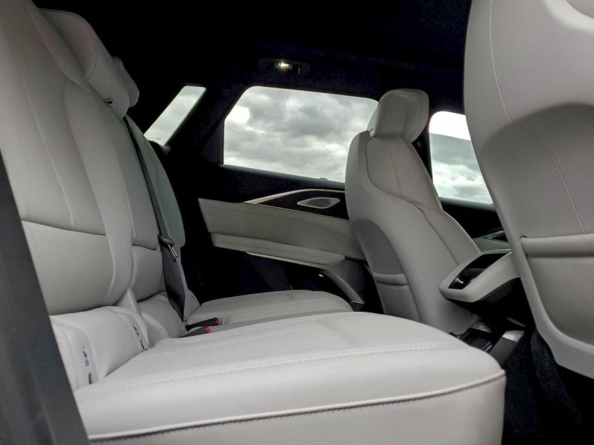 Used 2024 Cadillac Lyriq Luxury AWD/4WD image 9