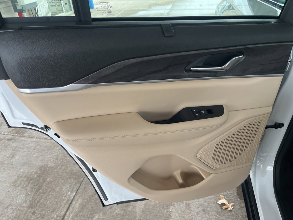 Used 2024 Jeep Grand Cherokee Limited w/ Luxury Tech Group II image 12