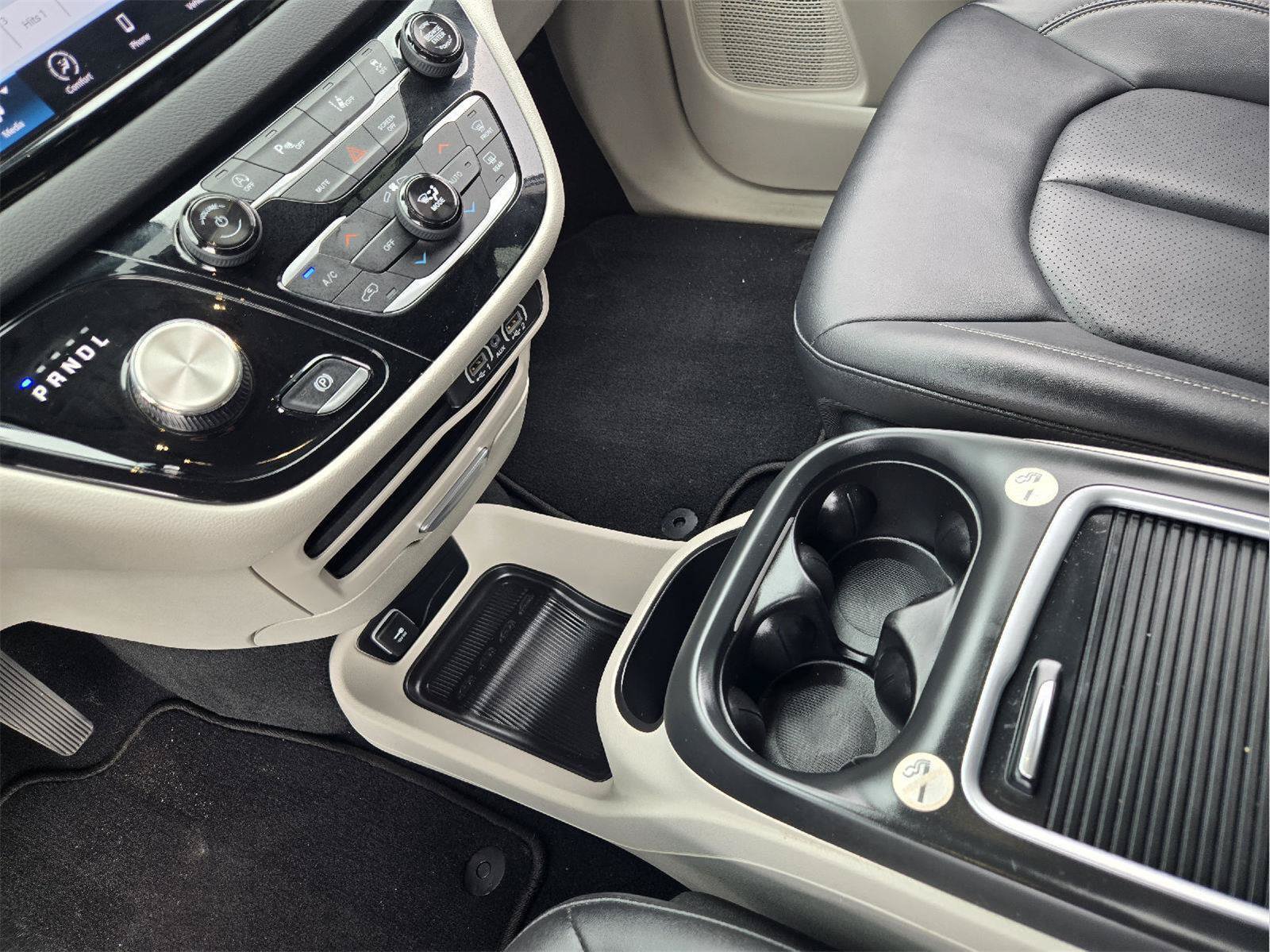 Used 2024 Chrysler Pacifica Touring-L FWD image 15