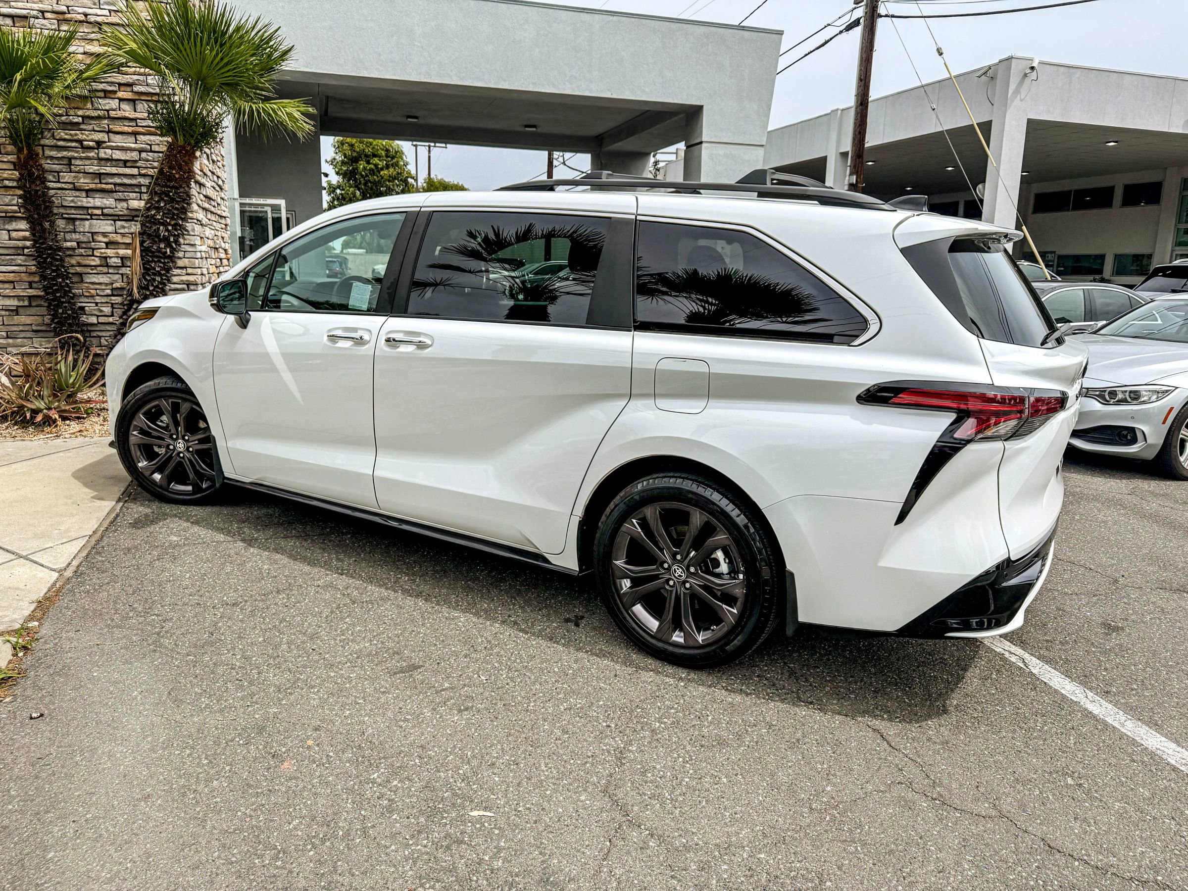 Used 2024 Toyota Sienna XSE w/ XSE Premium Package FWD image 3