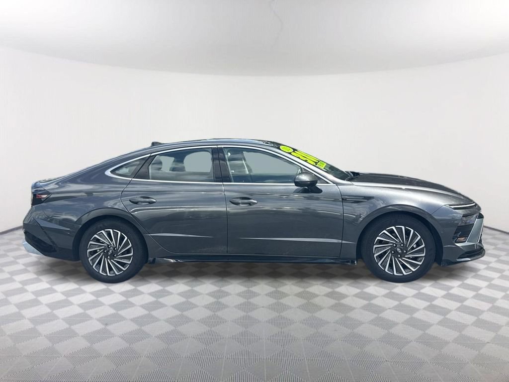 Used 2025 Hyundai Sonata Limited FWD image 3