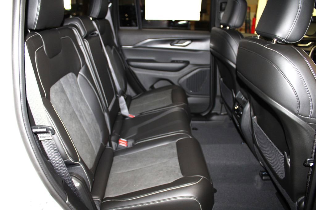 New 2025 Jeep Grand Cherokee Altitude image 31