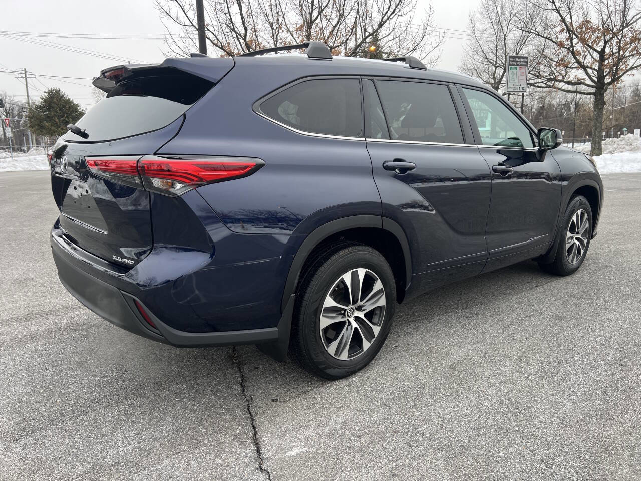 Used 2021 Toyota Highlander XLE image 5