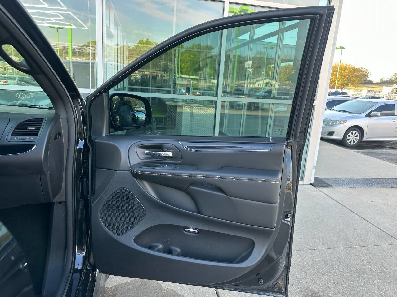 Used 2019 Dodge Grand Caravan SE image 22
