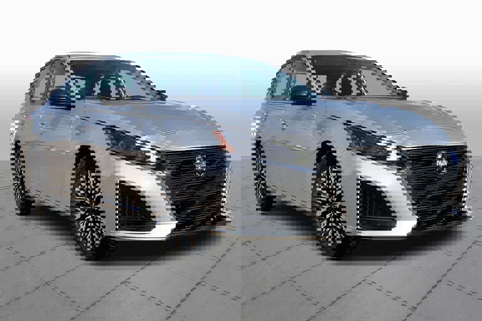 Used 2024 Nissan Altima 2.5 SV image 3