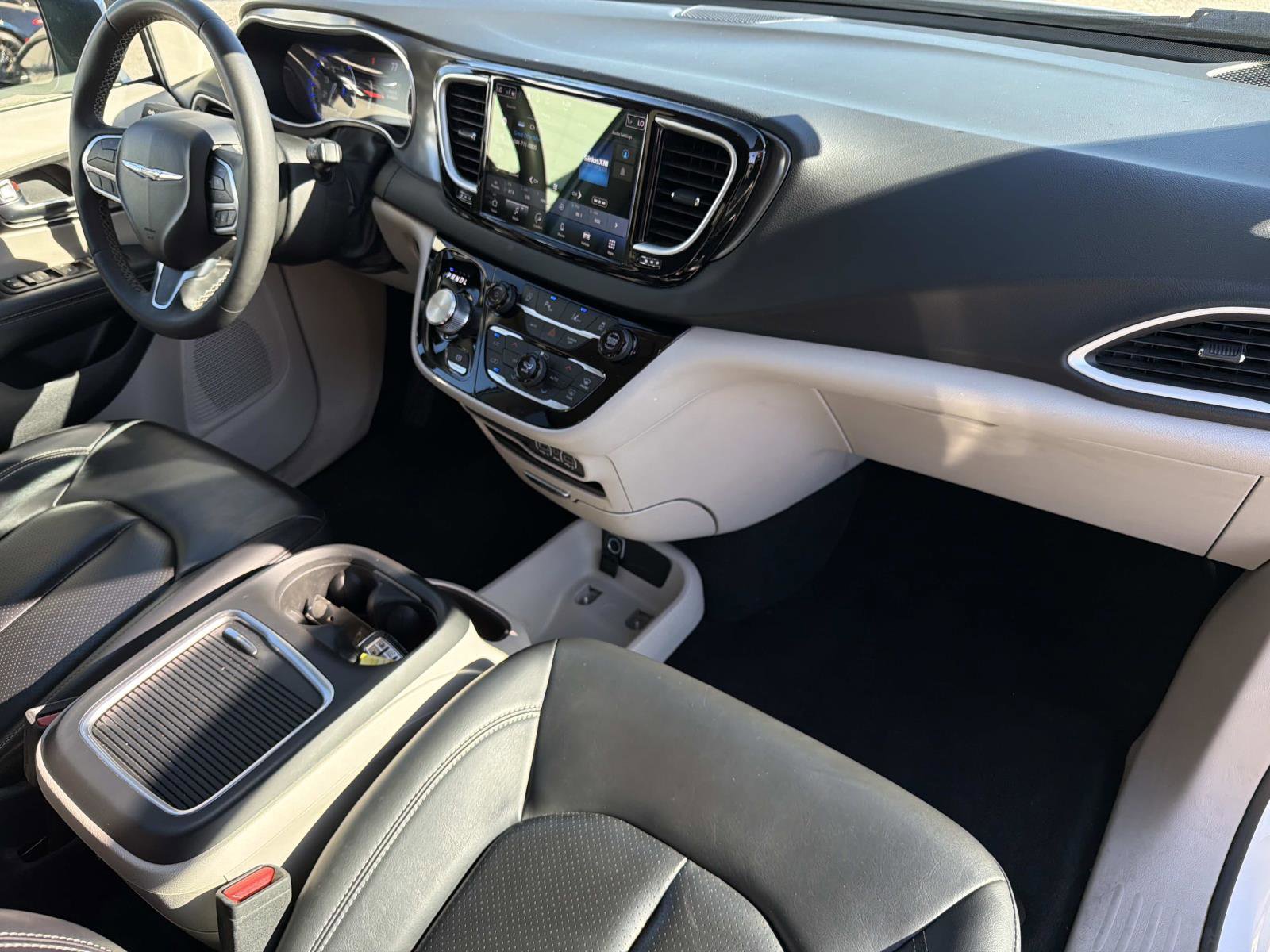 Used 2023 Chrysler Pacifica Touring-L image 26