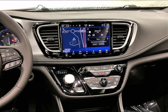 Used 2025 Chrysler Pacifica Limited image 7