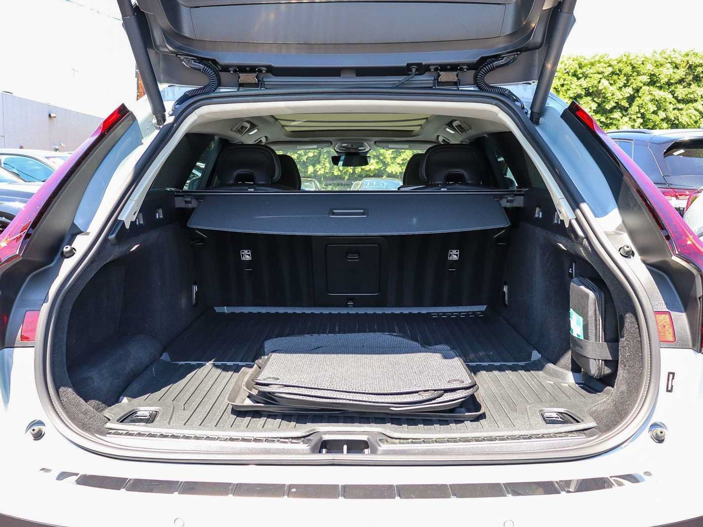 Used 2024 Volvo V90 B6 Cross Country Ultimate w/ Protection Package Premier AWD/4WD image 27