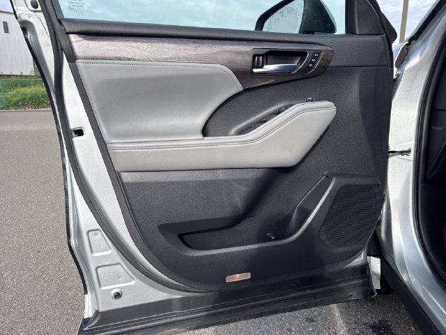 Used 2022 Toyota Highlander Limited AWD/4WD image 18
