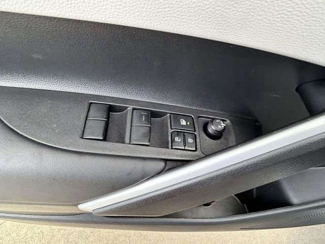 Used 2025 Toyota Corolla Cross L image 13