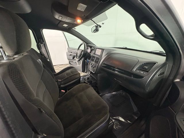 Used 2017 Dodge Grand Caravan SE image 8