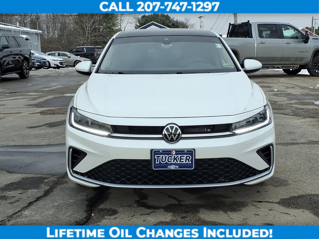 Used 2025 Volkswagen Jetta SE image 2