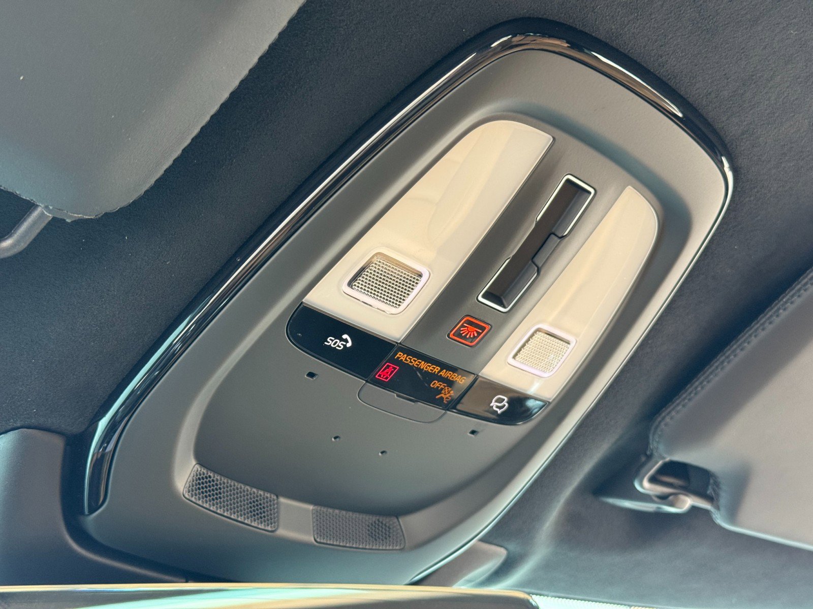 Used 2024 Volvo XC90 T8 Ultimate w/ Lounge Package image 32