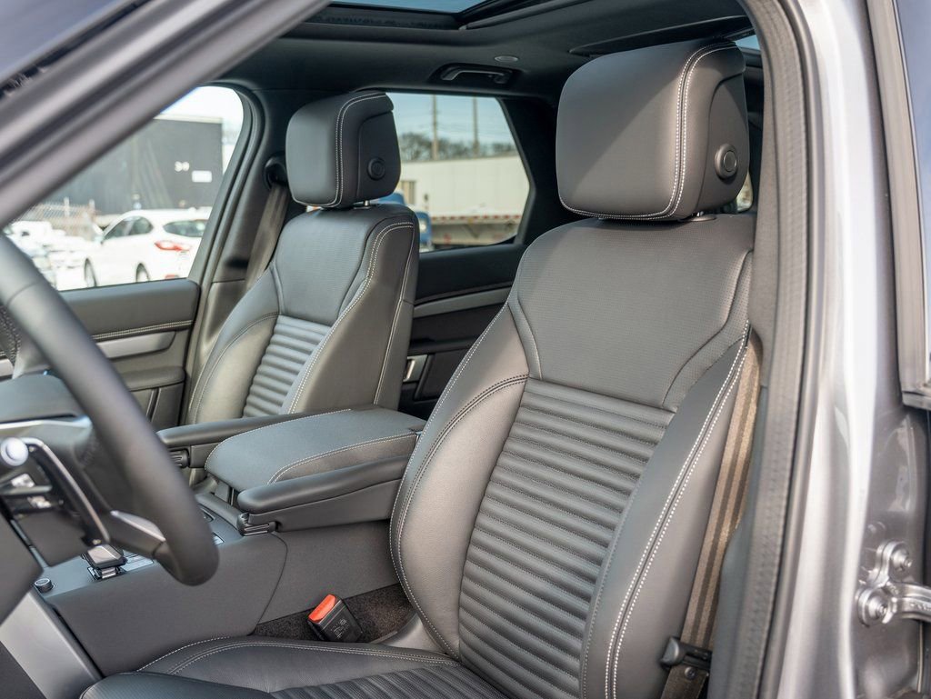 New 2025 Land Rover Discovery Dynamic SE image 17