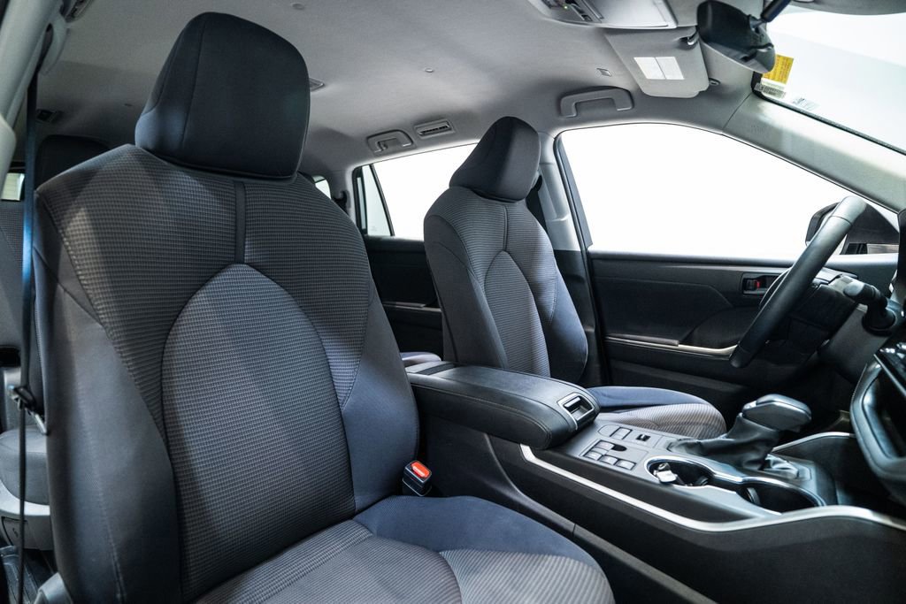 Used 2024 Toyota Highlander LE image 13