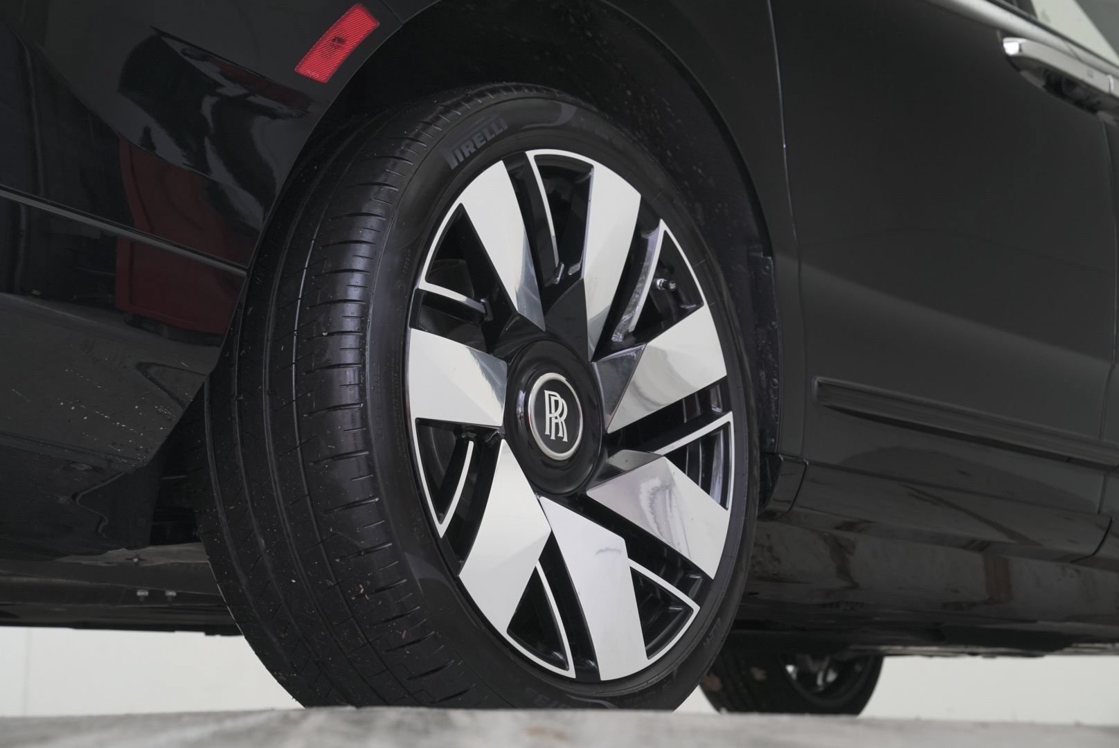 Certified 2025 Rolls-Royce Cullinan AWD/4WD image 51