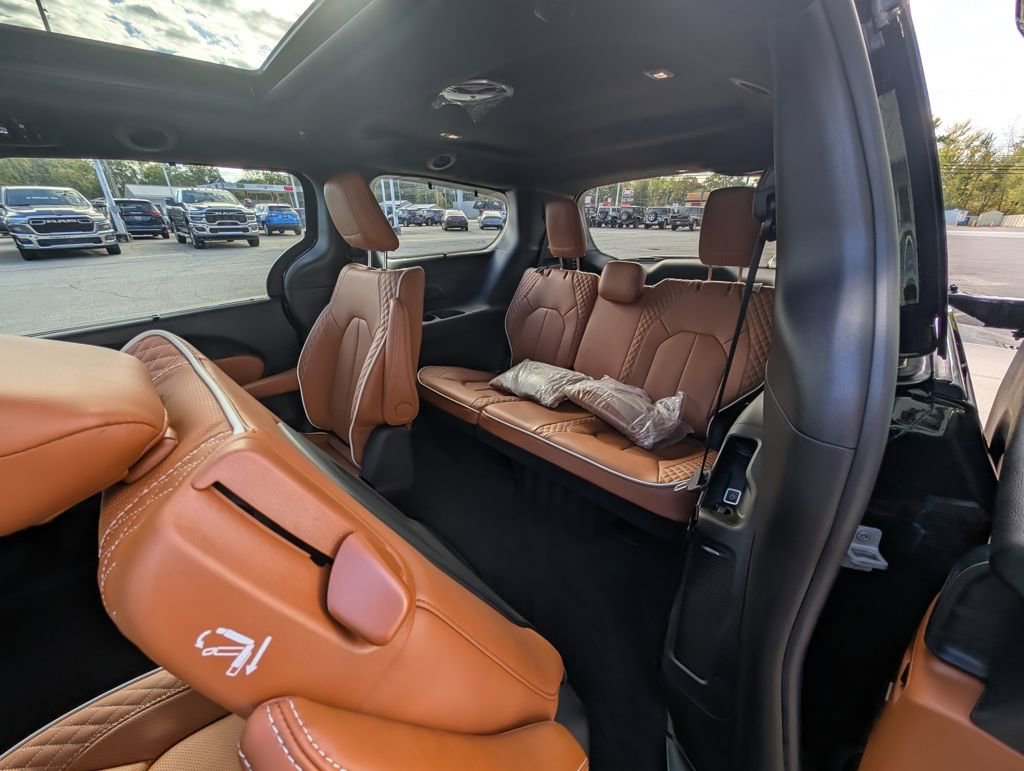 New 2026 Chrysler Pacifica Pinnacle w/ Trailer Tow Group image 17