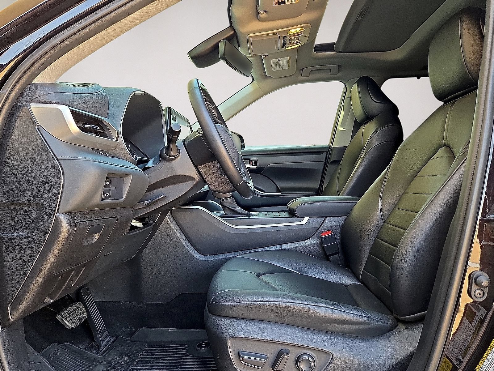 Used 2021 Toyota Highlander XLE AWD/4WD image 24