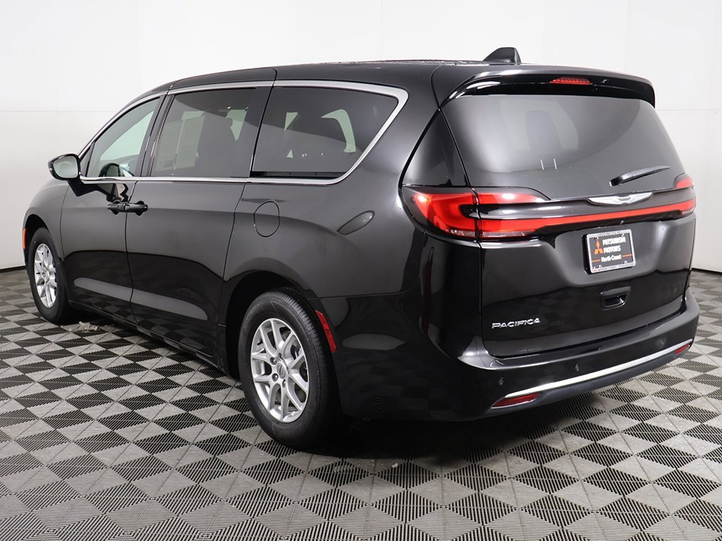 Used 2025 Chrysler Pacifica Select image 10