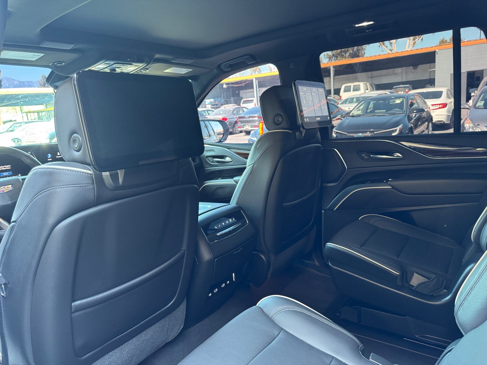 Used 2021 Cadillac Escalade Premium Luxury AWD/4WD image 17