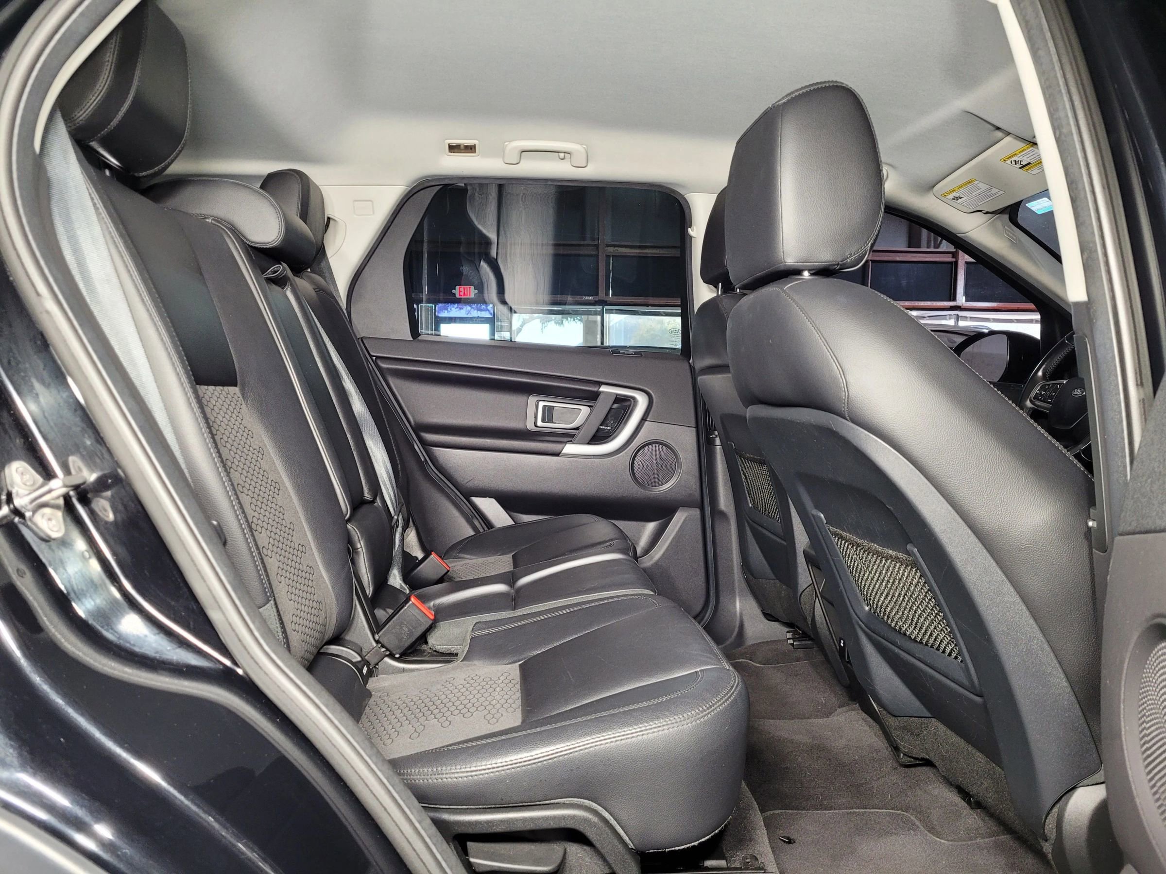 Used 2017 Land Rover Discovery Sport SE image 31