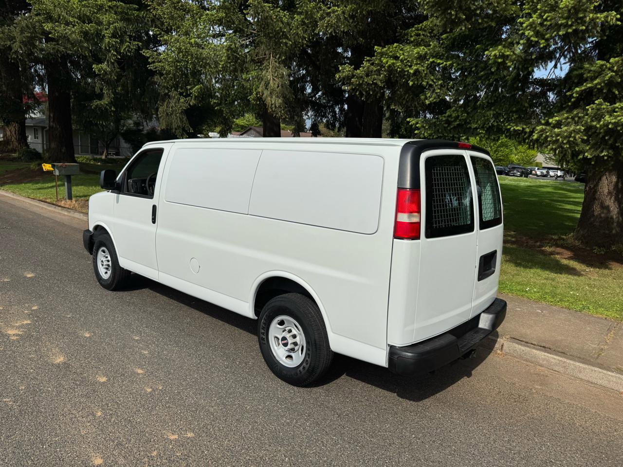 Used 2009 GMC Savana 3500 RWD image 3