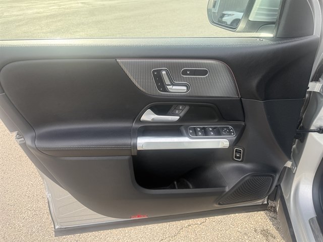 Used 2022 Mercedes-Benz GLB 250 4MATIC image 7