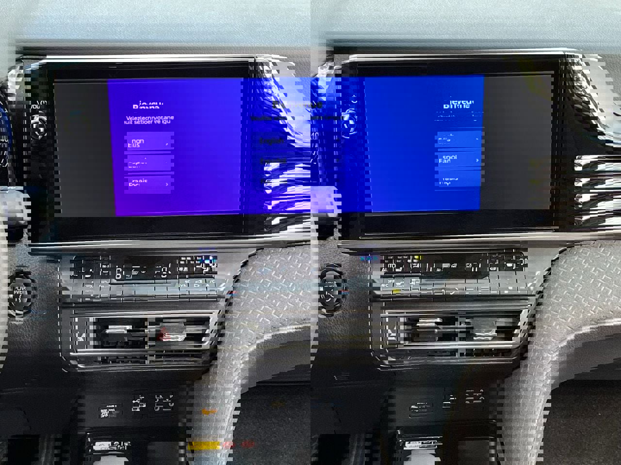 Used 2025 Toyota Camry XLE w/ Premium Package image 15