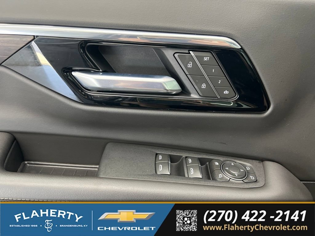 Used 2025 Chevrolet Suburban Premier AWD/4WD image 23