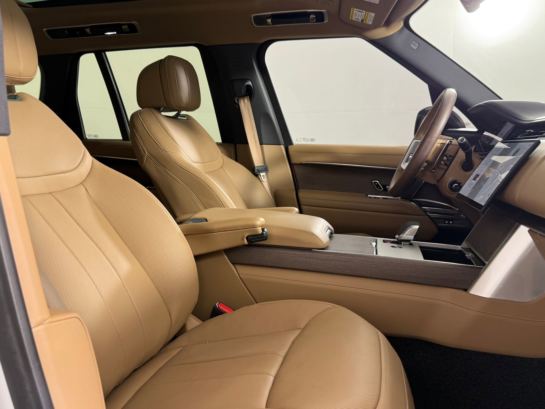 Used 2025 Land Rover Range Rover SE image 26