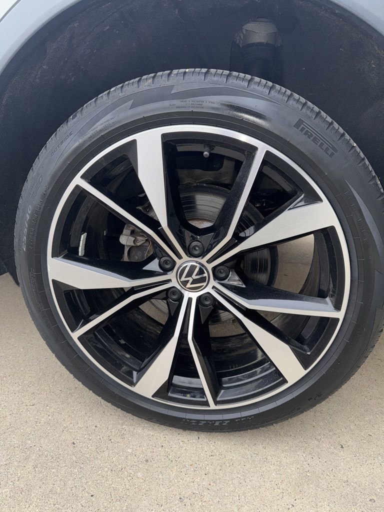 Certified 2022 Volkswagen Tiguan SEL R-Line image 21