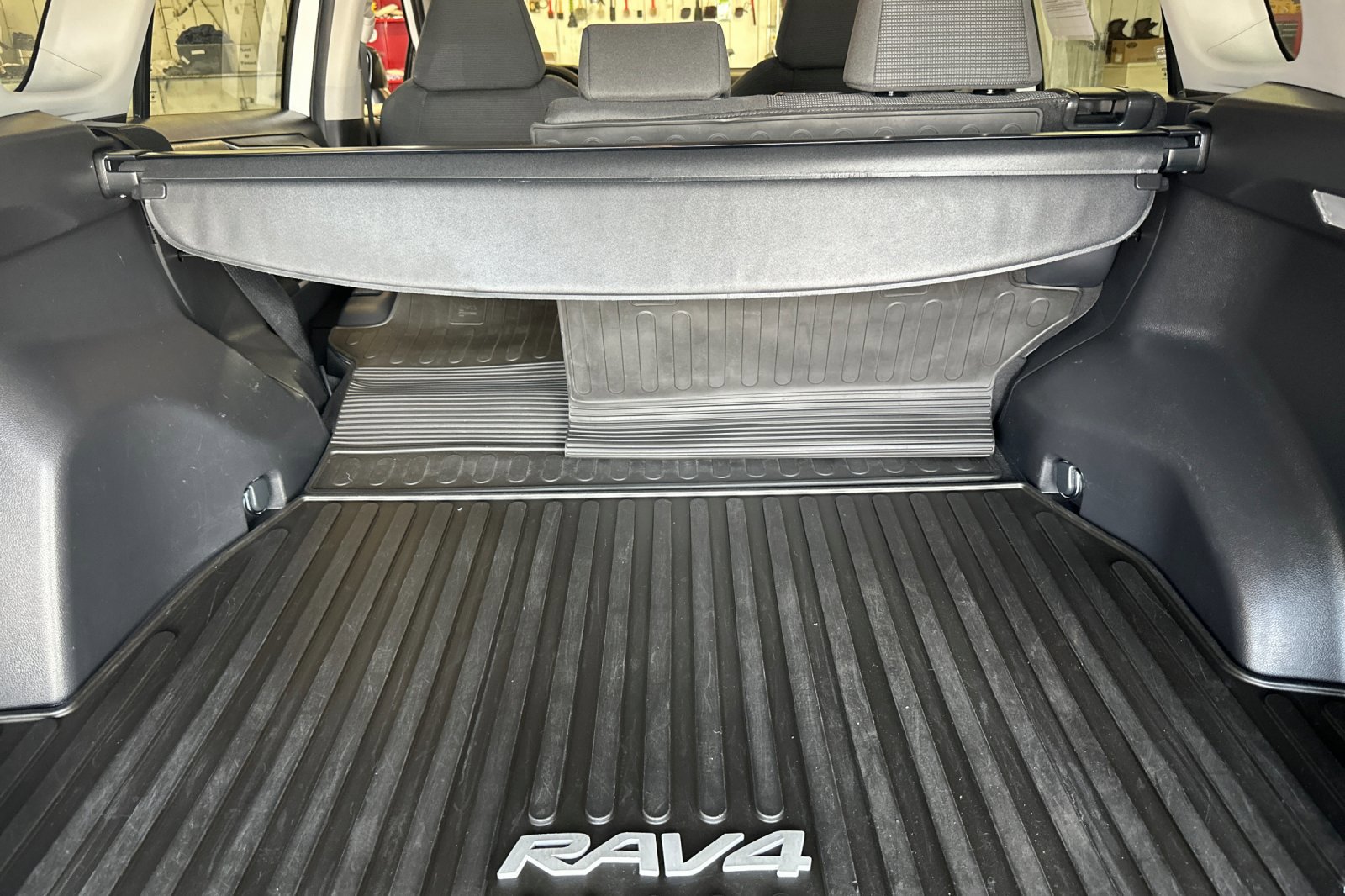 Used 2021 Toyota RAV4 LE AWD/4WD image 15