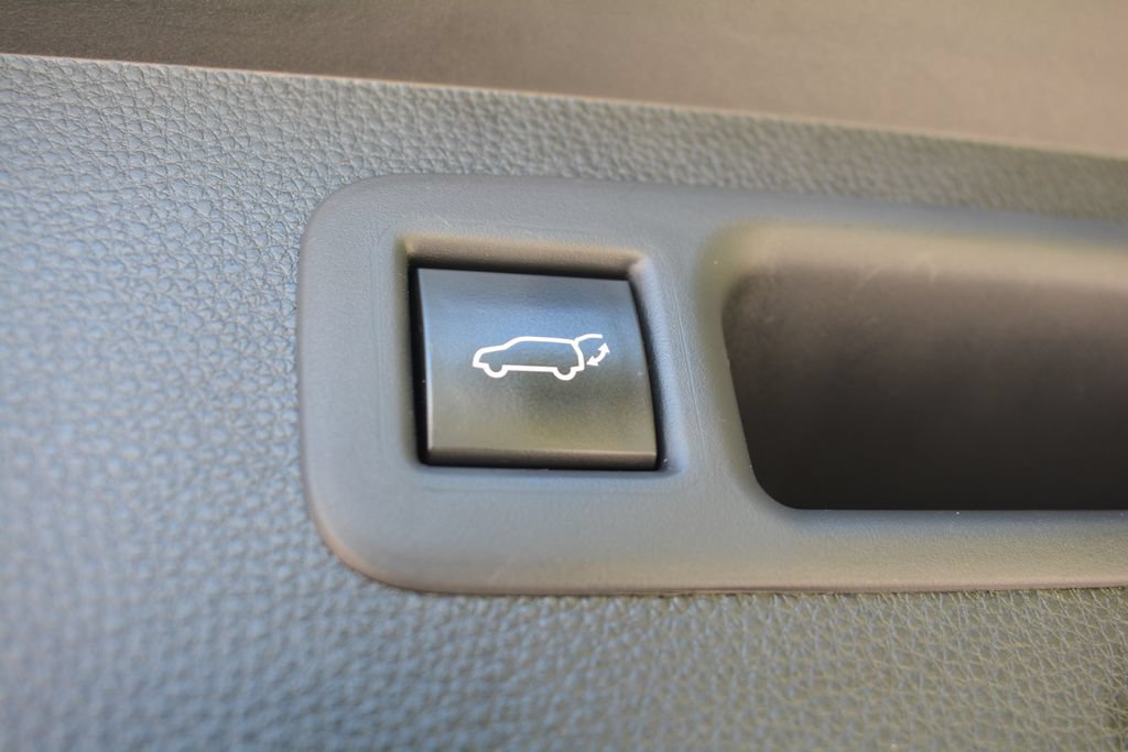 Used 2021 Toyota Highlander LE AWD/4WD image 25