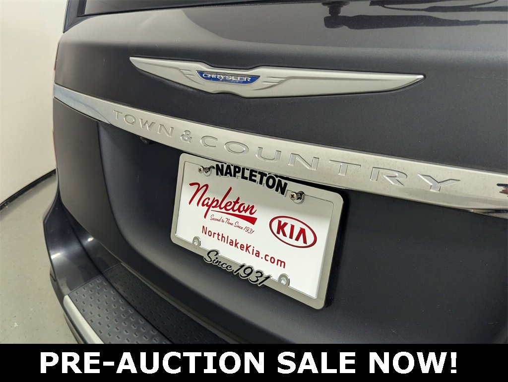 Used 2014 Chrysler Town & Country Touring image 8