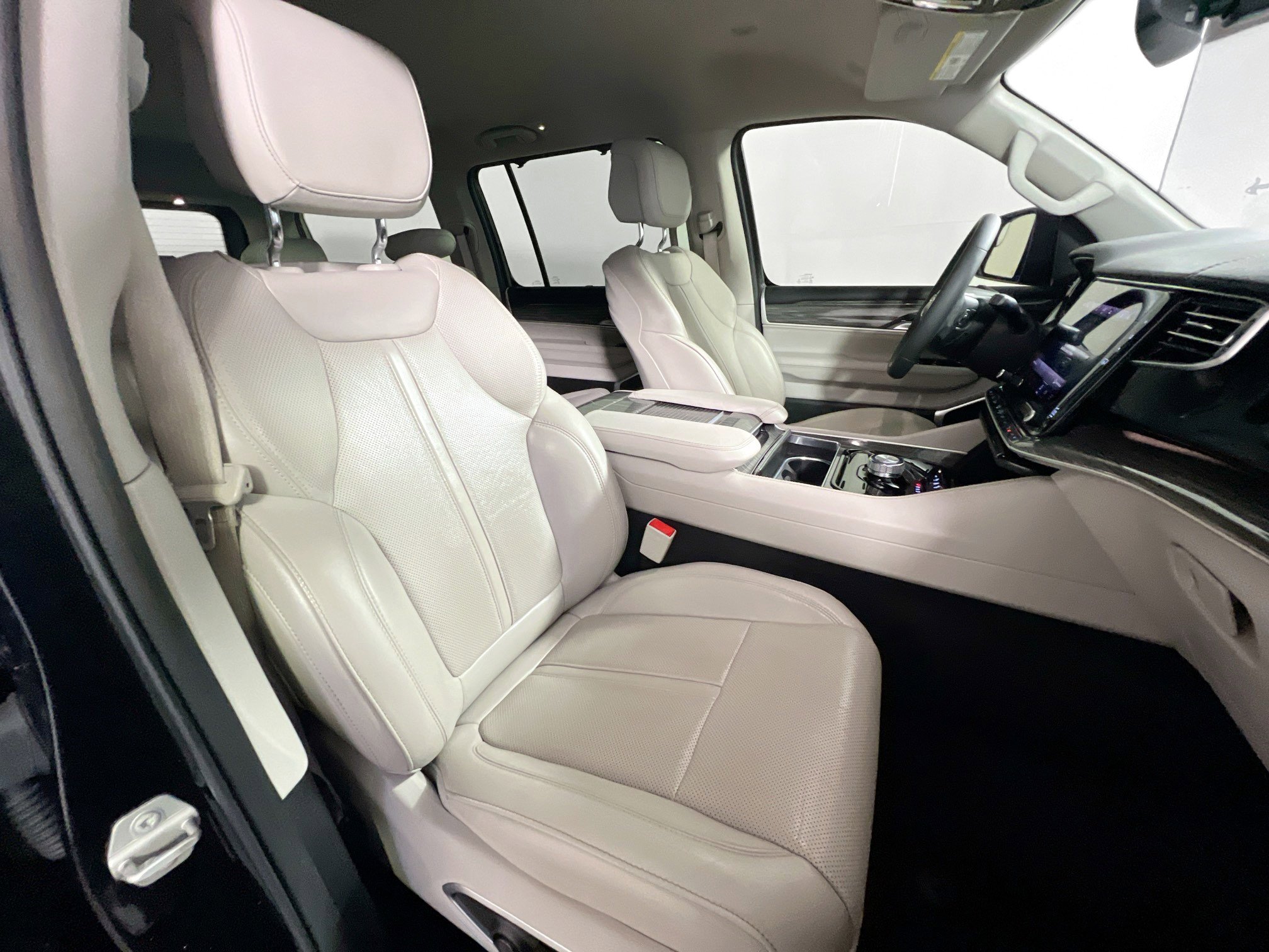 Used 2022 Jeep Wagoneer Series III w/ Convenience Group I image 29