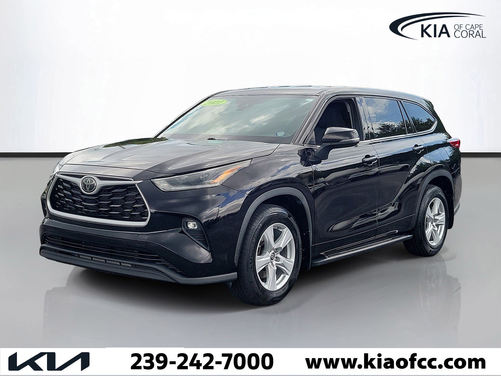 Used 2021 Toyota Highlander LE FWD image 3