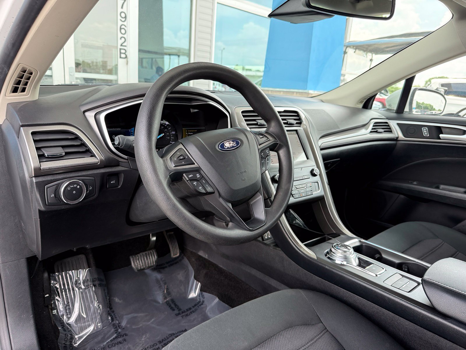 Used 2019 Ford Fusion SE FWD image 13