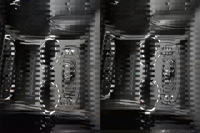 Used 2024 GMC Terrain SLT image 30