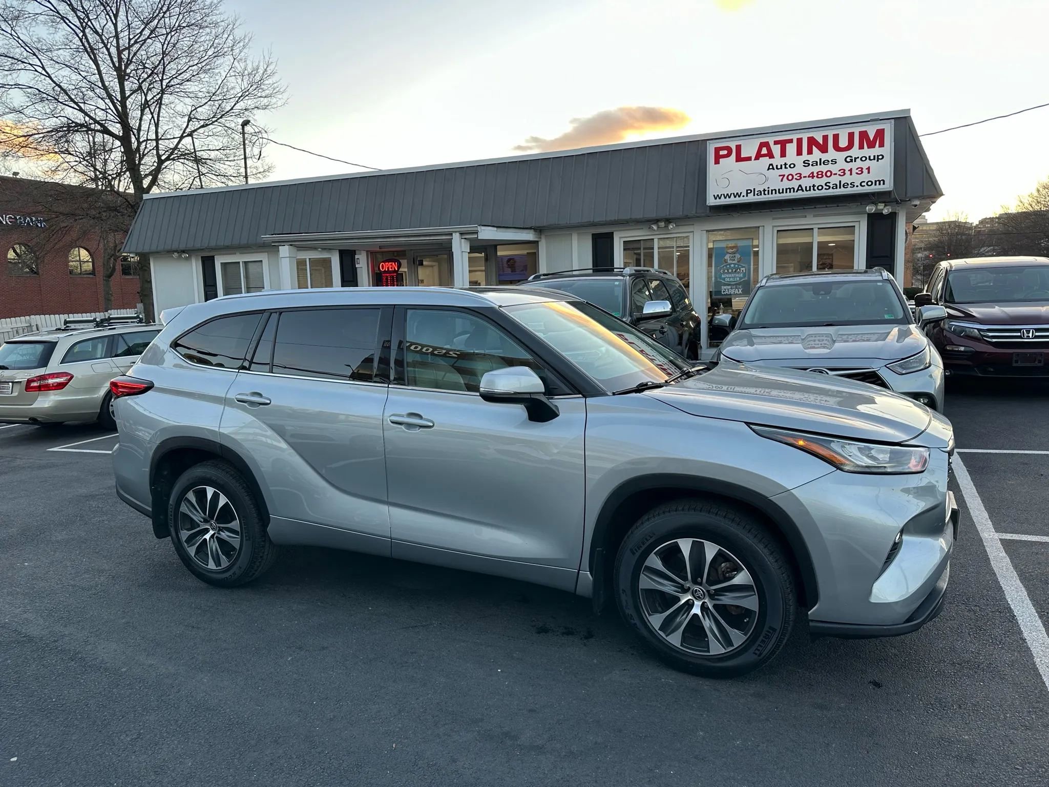 Used 2020 Toyota Highlander XLE image 5