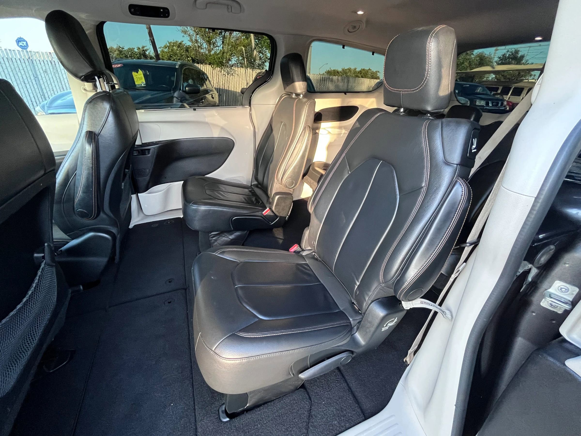 Used 2017 Chrysler Pacifica Touring-L FWD image 12