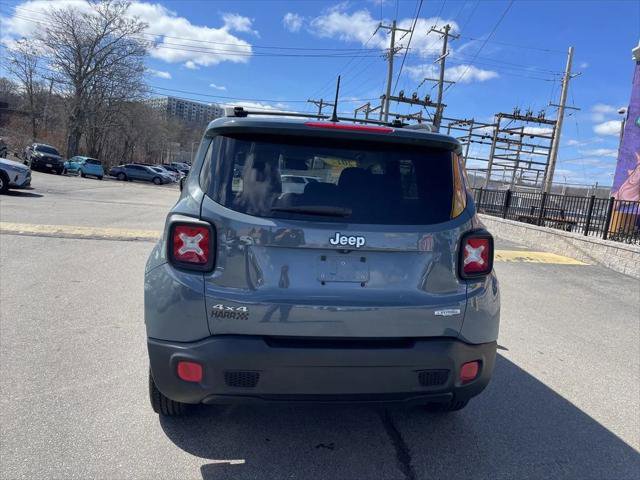 Used 2017 Jeep Renegade Latitude w/ Safety & Security Group (ALP) AWD/4WD image 4