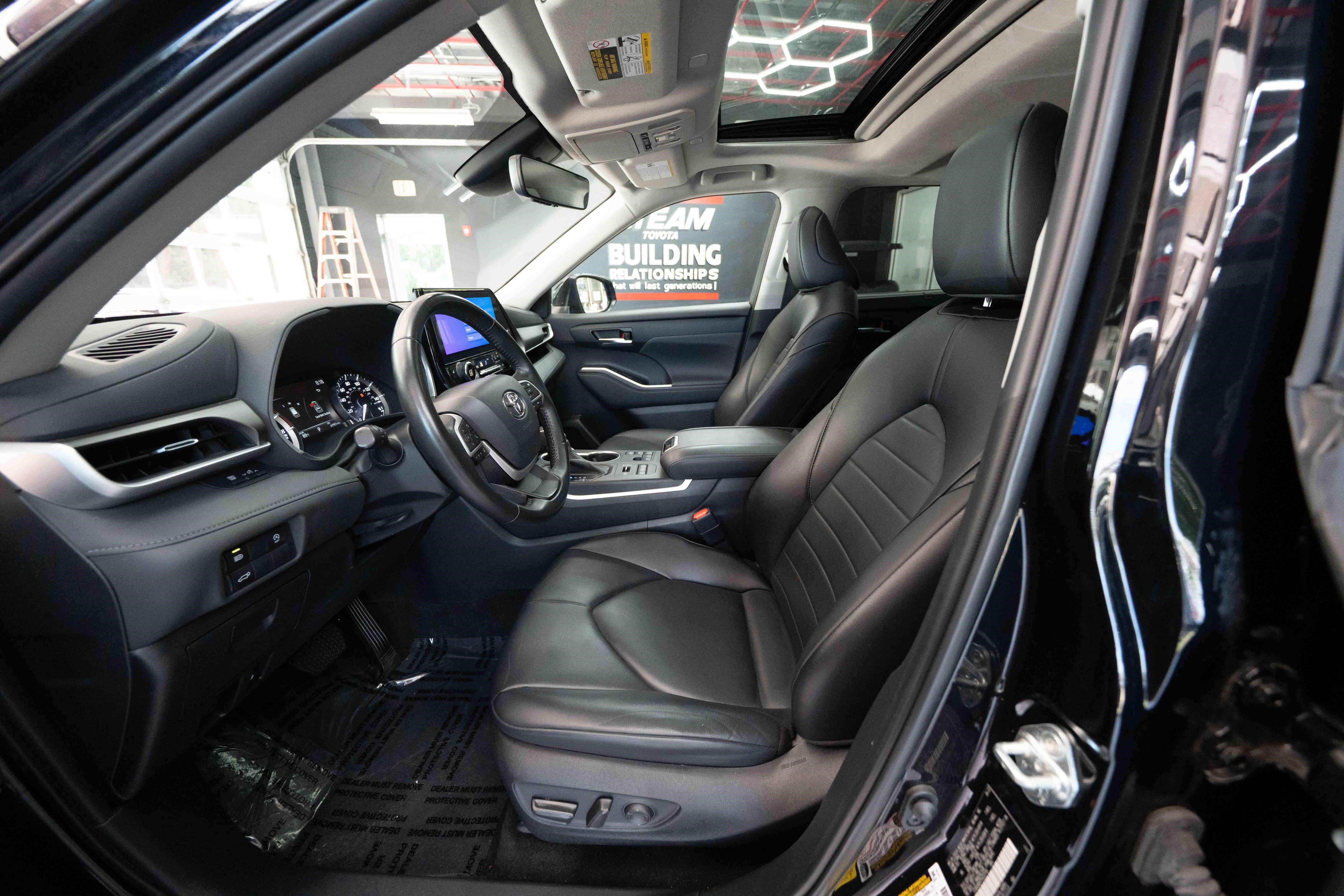 Used 2023 Toyota Highlander XLE AWD/4WD image 9