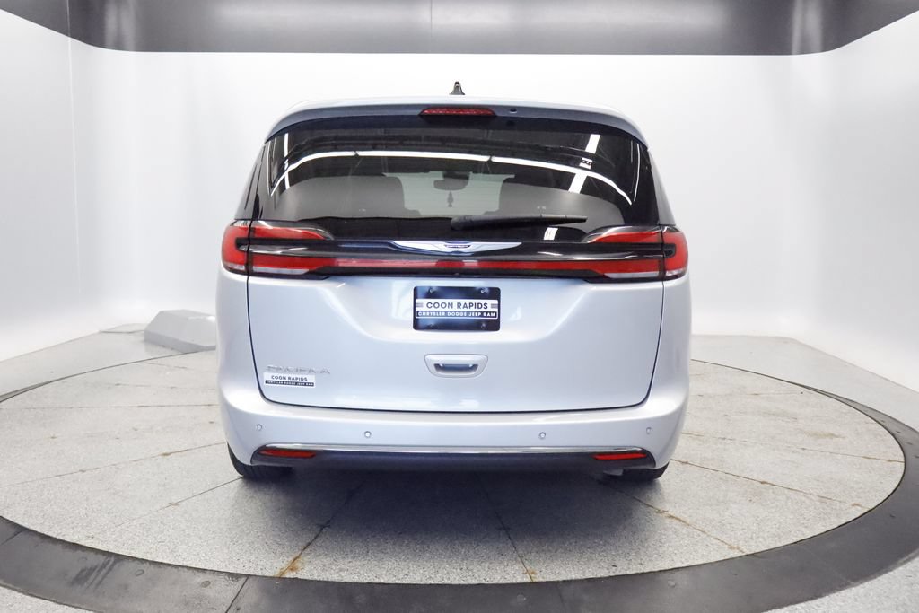 Certified 2024 Chrysler Pacifica Touring-L FWD image 4