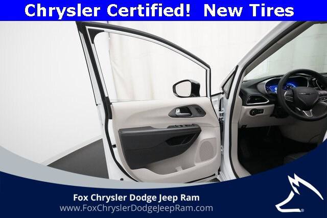 Certified 2024 Chrysler Pacifica Touring-L image 28