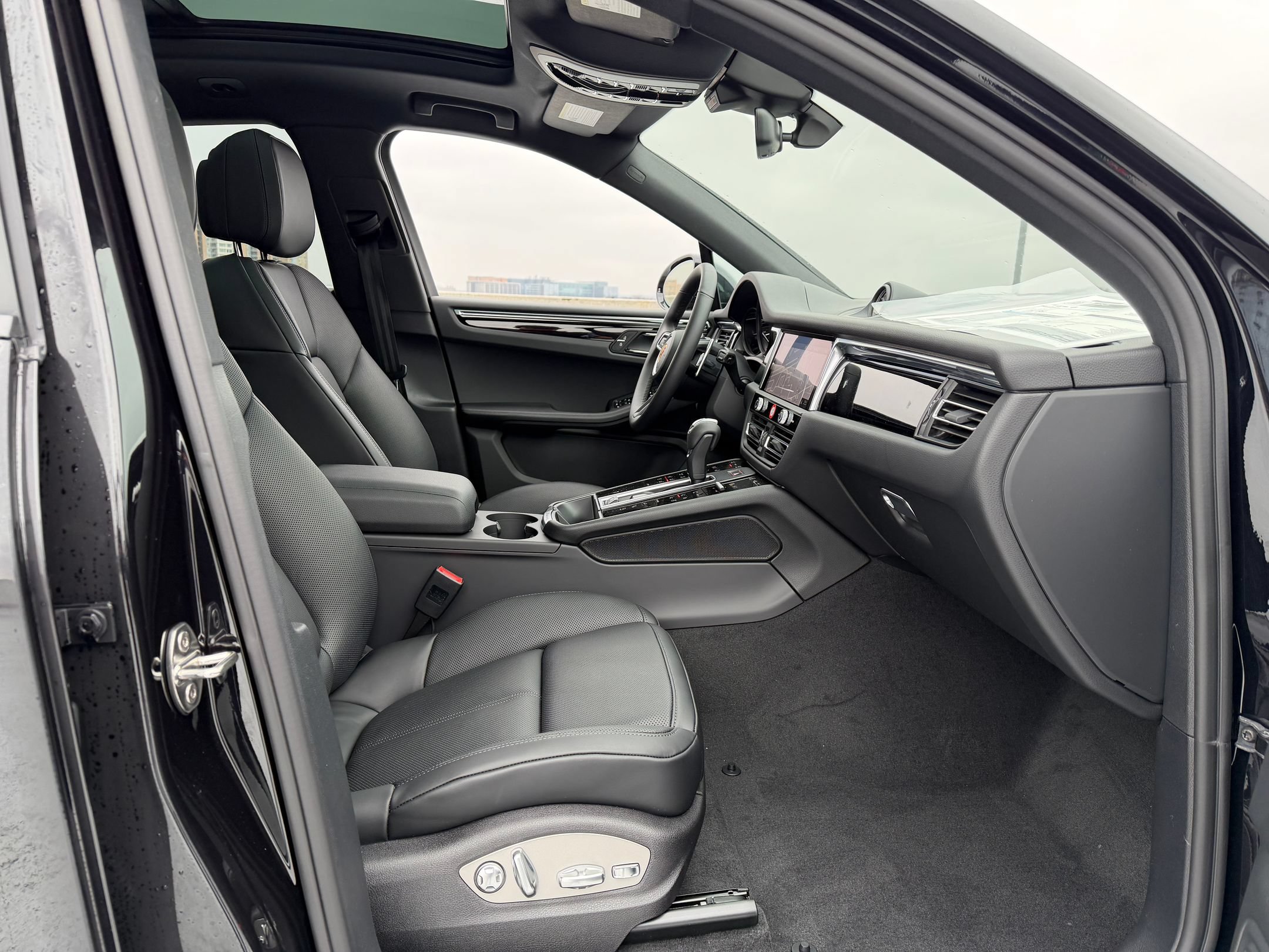 Certified 2026 Porsche Macan AWD/4WD image 15