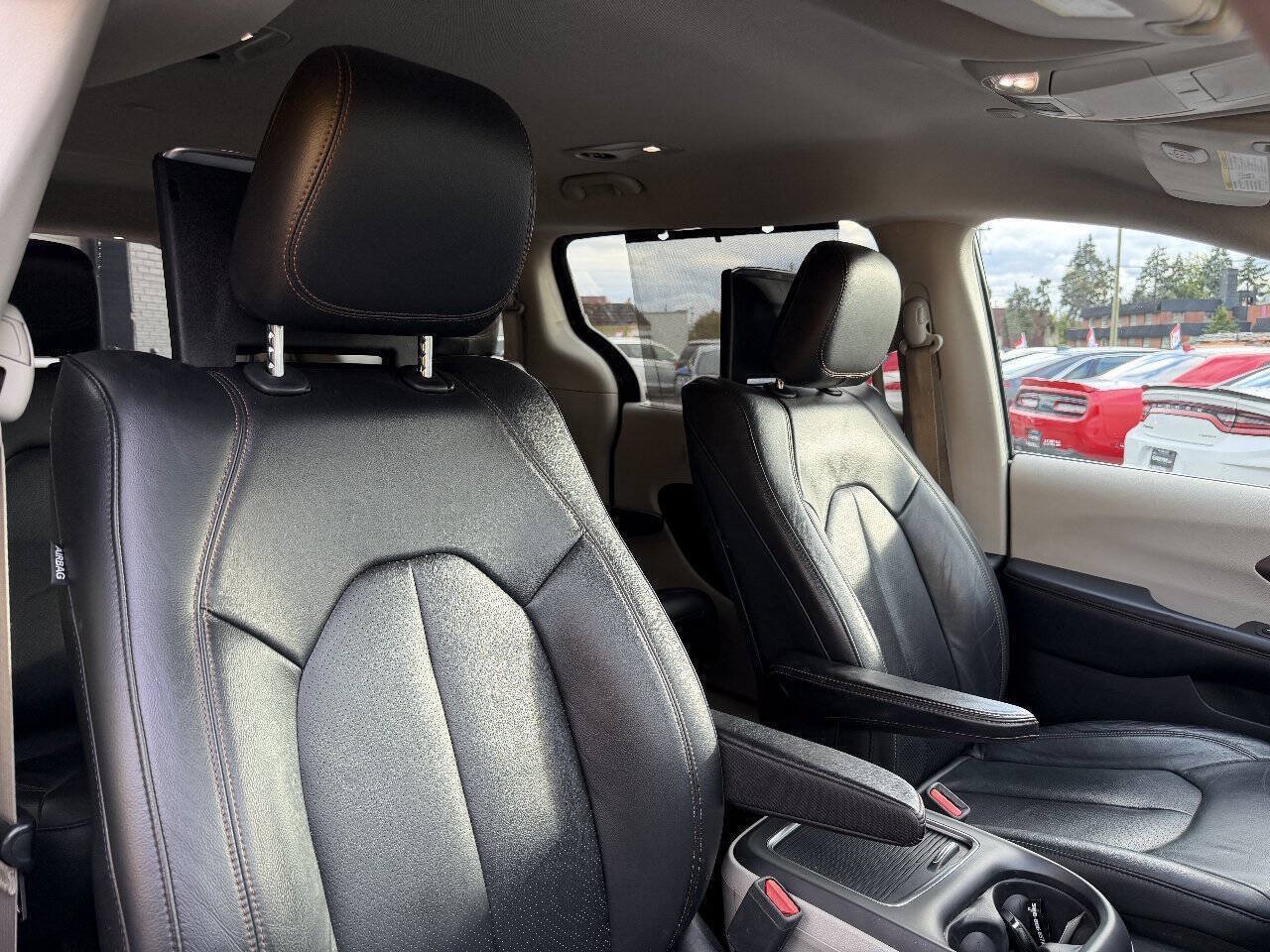 Used 2017 Chrysler Pacifica Touring-L Plus w/ Tire & Wheel Group FWD image 9