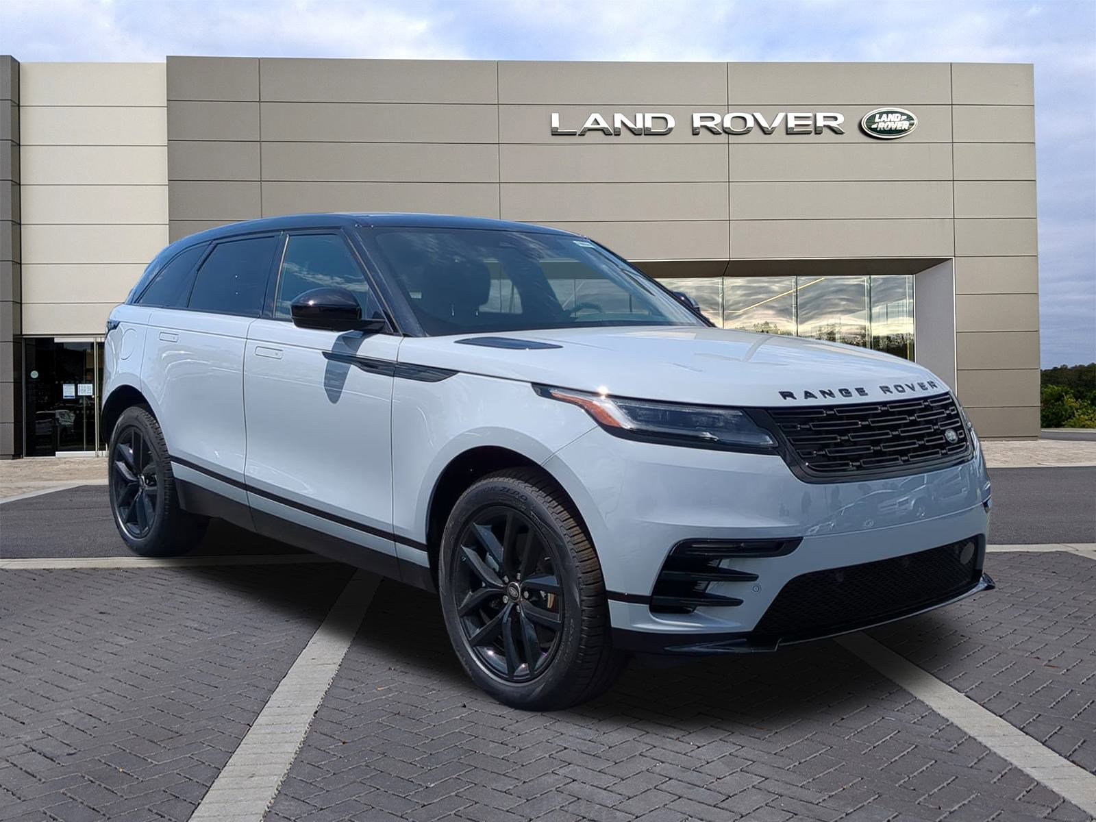 New 2025 Land Rover Range Rover Velar Dynamic SE image 3