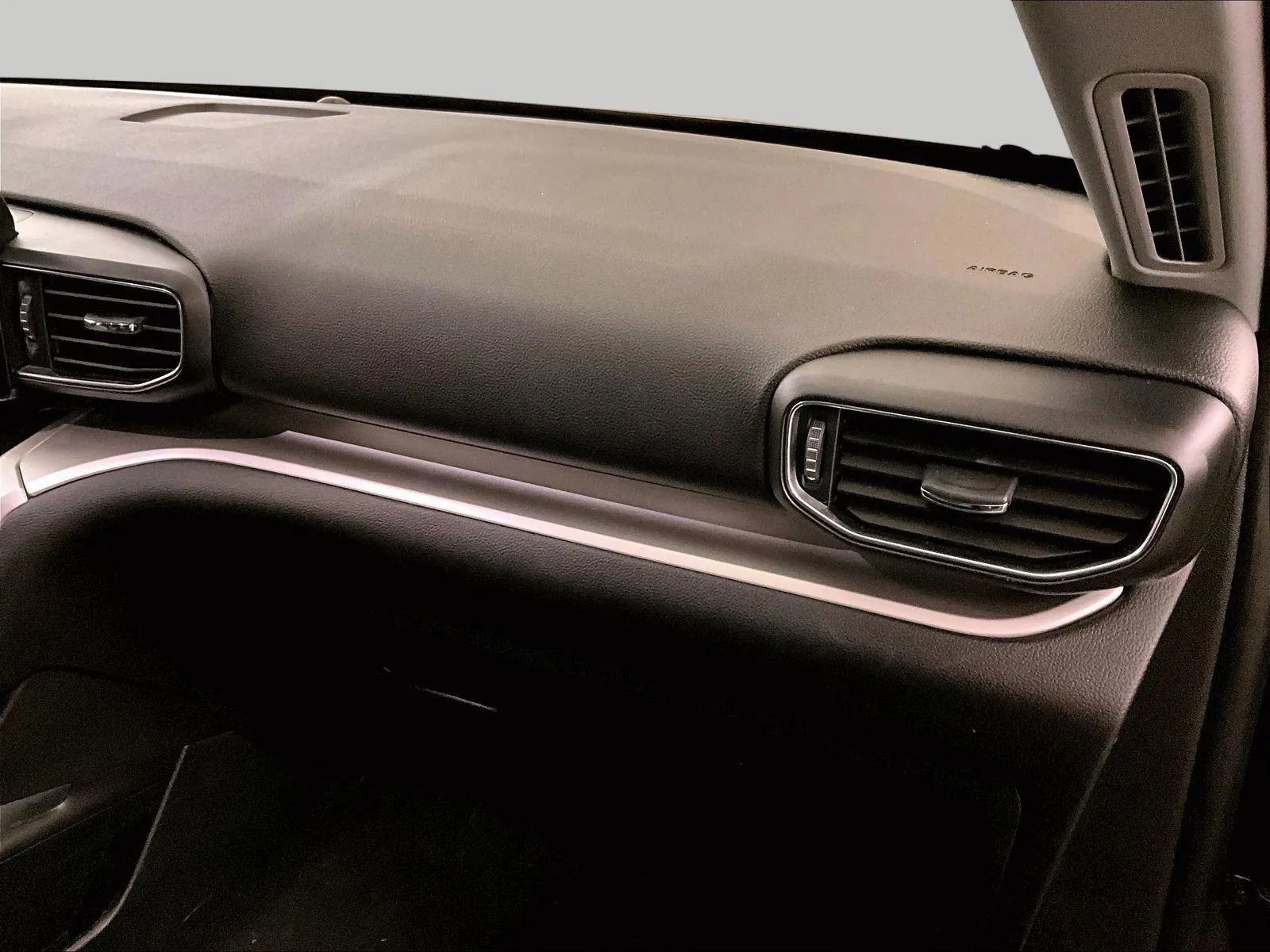 Used 2022 Ford Explorer XLT w/ Equipment Group 202A AWD/4WD image 15