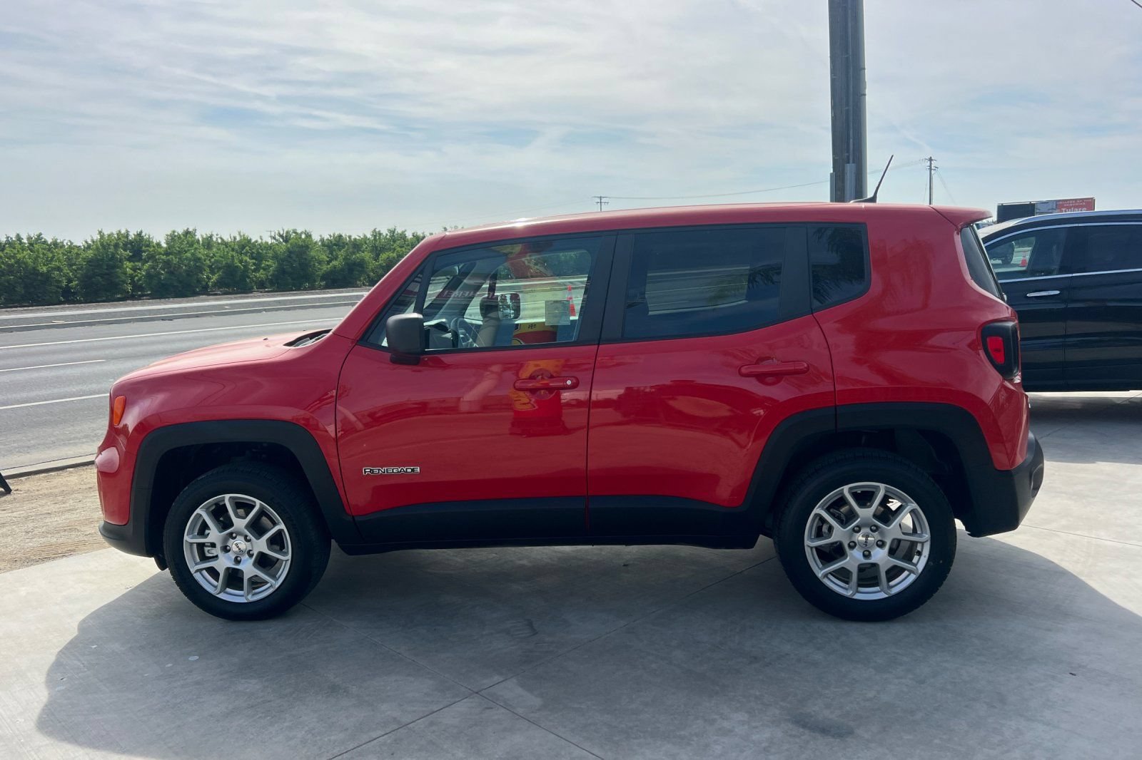 Used 2023 Jeep Renegade Latitude AWD/4WD image 8